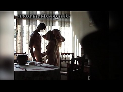 ❤️ Amigos sexuais convidam um homem gigante e uma ménage à trois com ele ❤❌ Porno porno em nós ❤