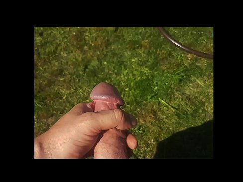 ❤️ A boazona se fode e se ejacula com um esguicho em um jardim de verão ❤❌ Porno porno em nós ❤