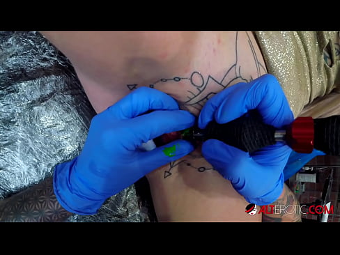 ❤️ Extremamente tatuada, a brasa Sully Savage fez uma tatuagem em seu clítoris ❤❌ Porno porno em nós ❤