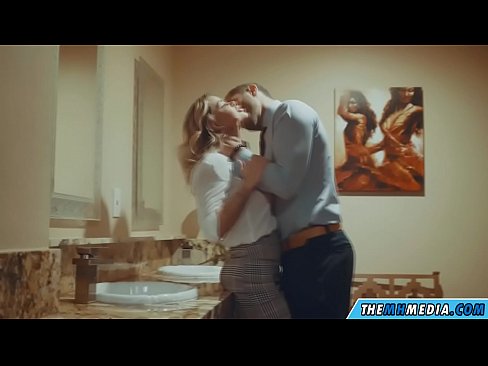 ❤️ Quando uma loira peituda o seduz em um banheiro público ❤❌ Porno porno em nós ❤